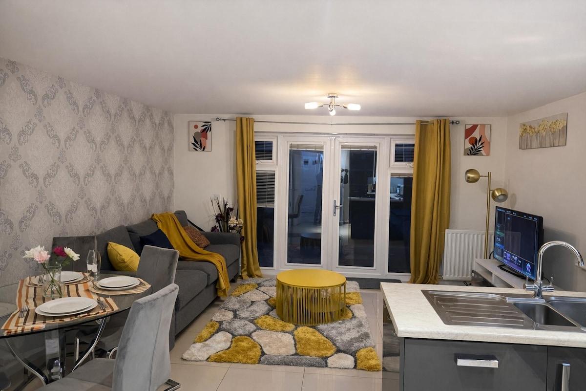 4 BR * Contractors * 2 x Parking * Sleeps 81