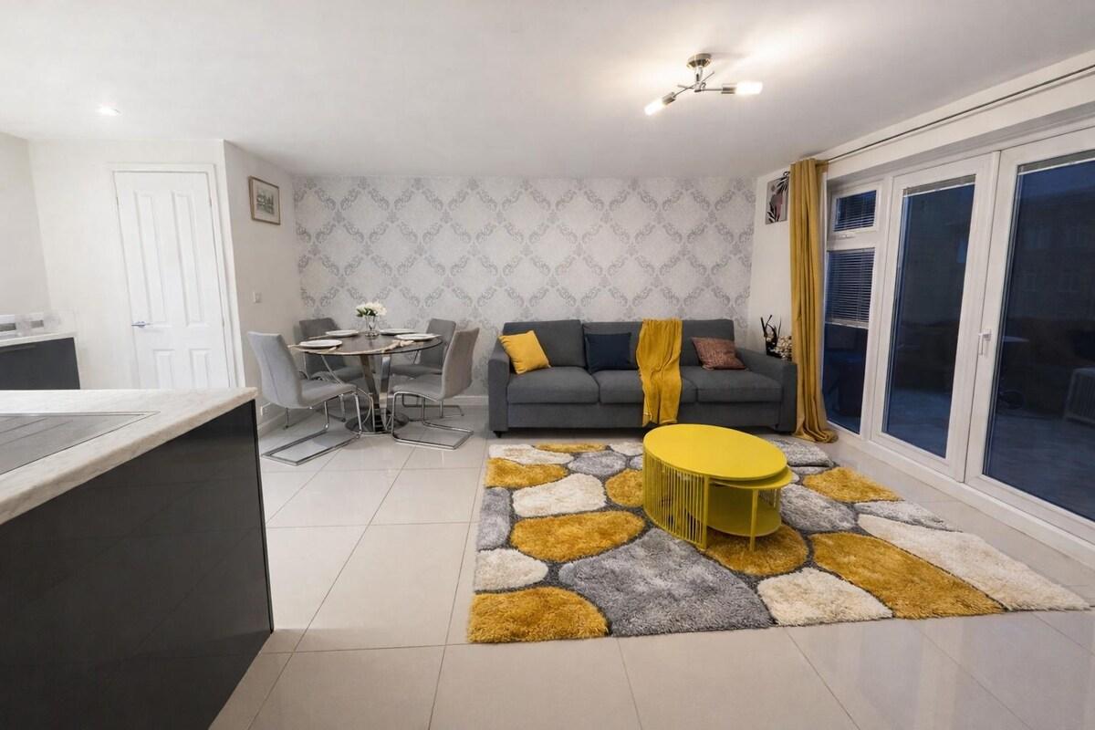 4 BR * Contractors * 2 x Parking * Sleeps 82