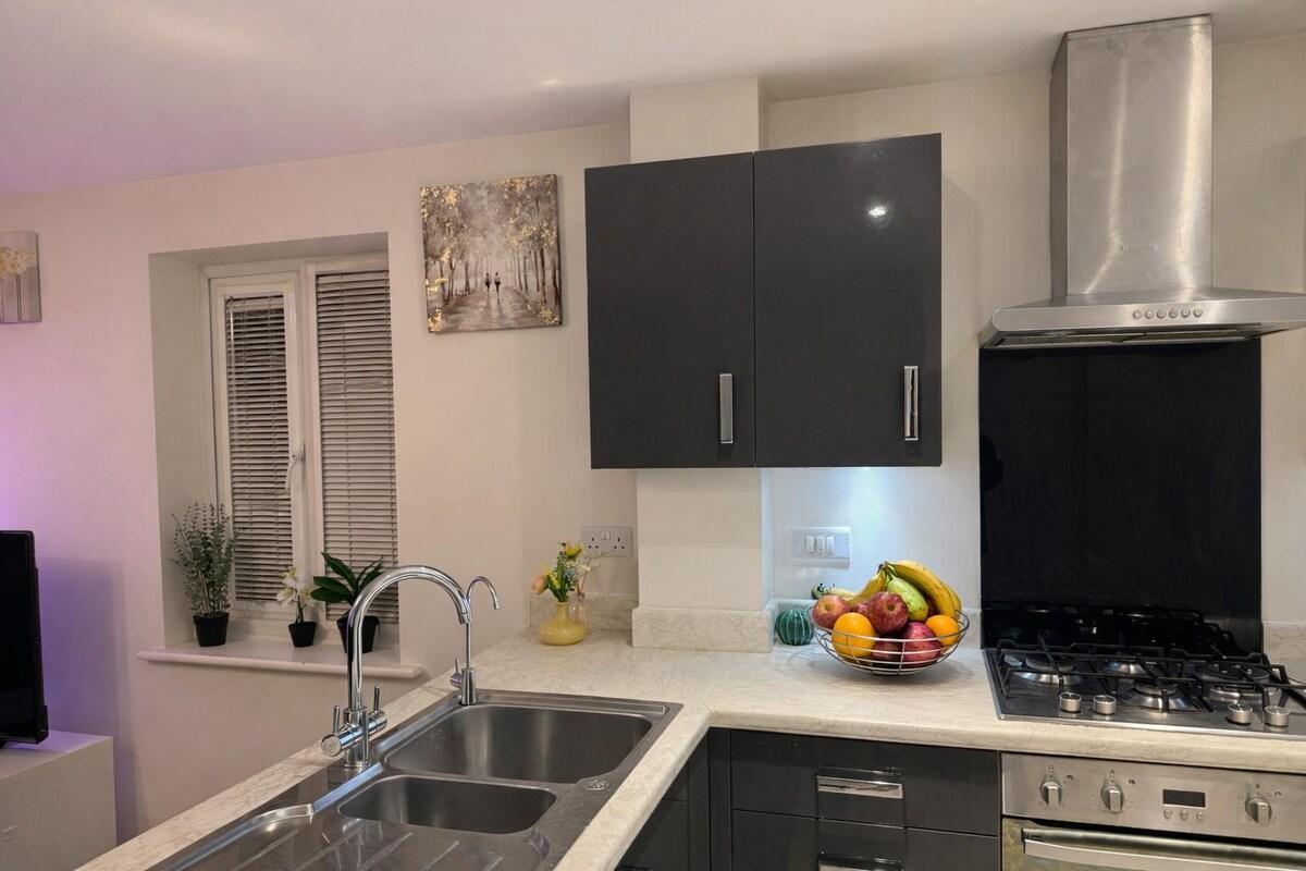 4 BR * Contractors * 2 x Parking * Sleeps 84