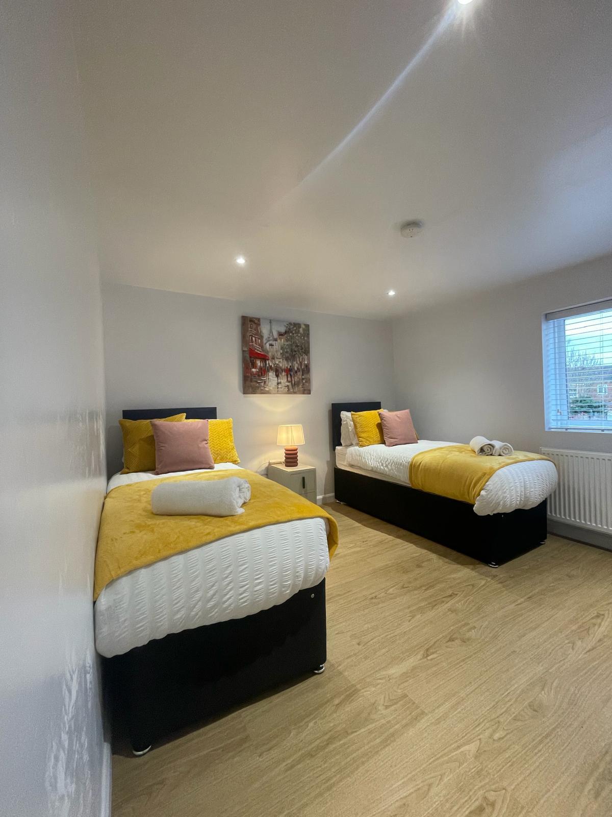 3 BR - Close to Centre - Parking - Sleeps 61