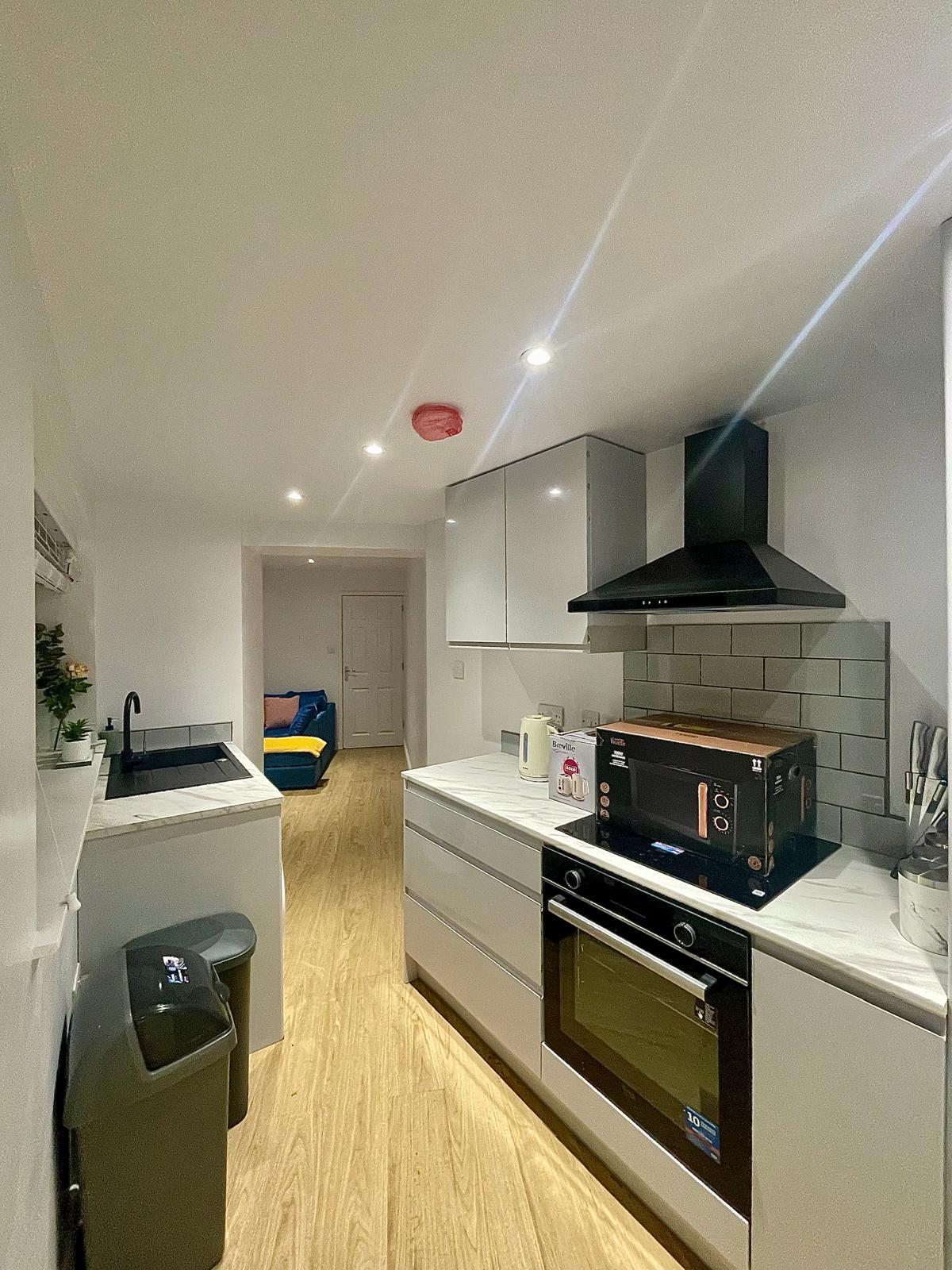 3 BR - Close to Centre - Parking - Sleeps 62