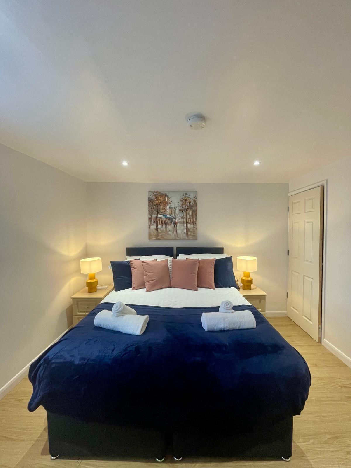 3 BR - Close to Centre - Parking - Sleeps 63