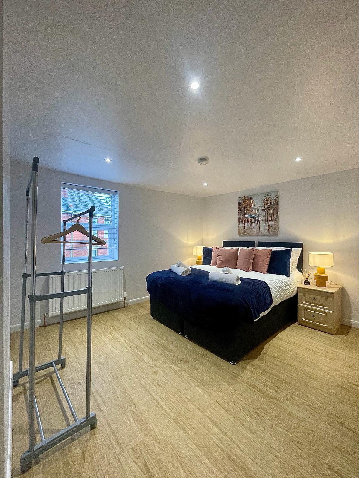 3 BR - Close to Centre - Parking - Sleeps 64