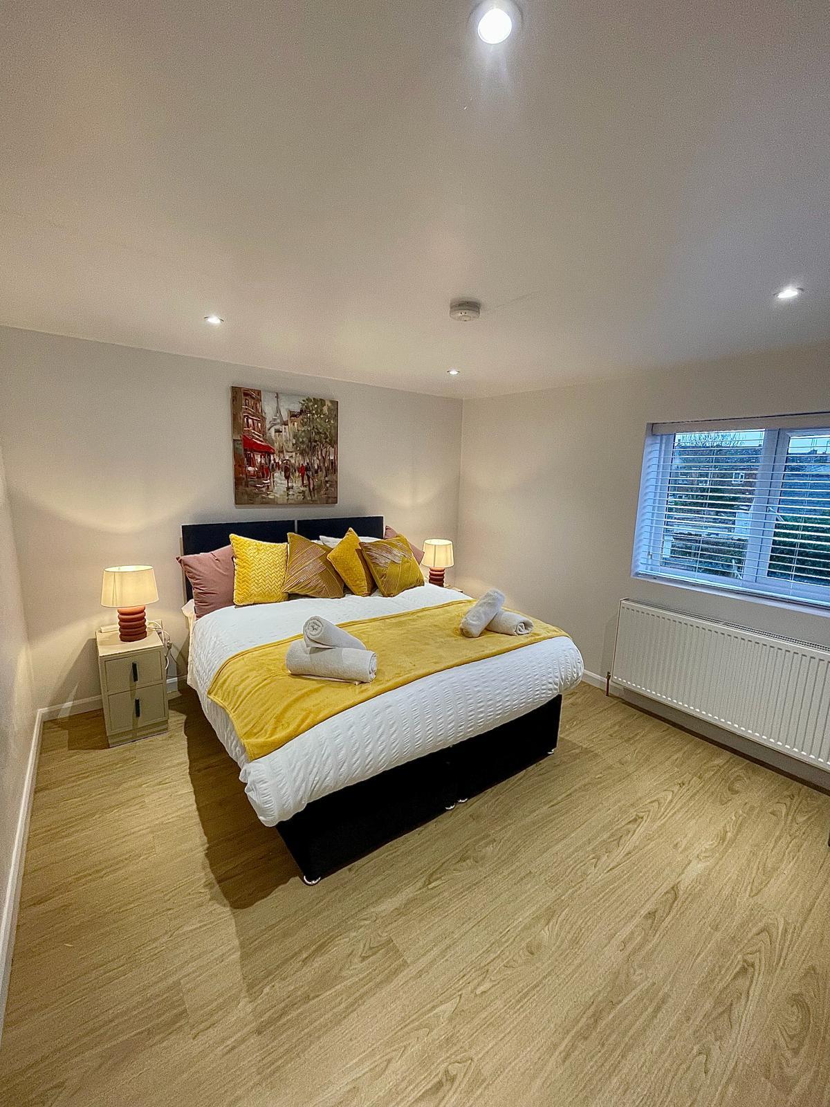 3 BR - Close to Centre - Parking - Sleeps 65