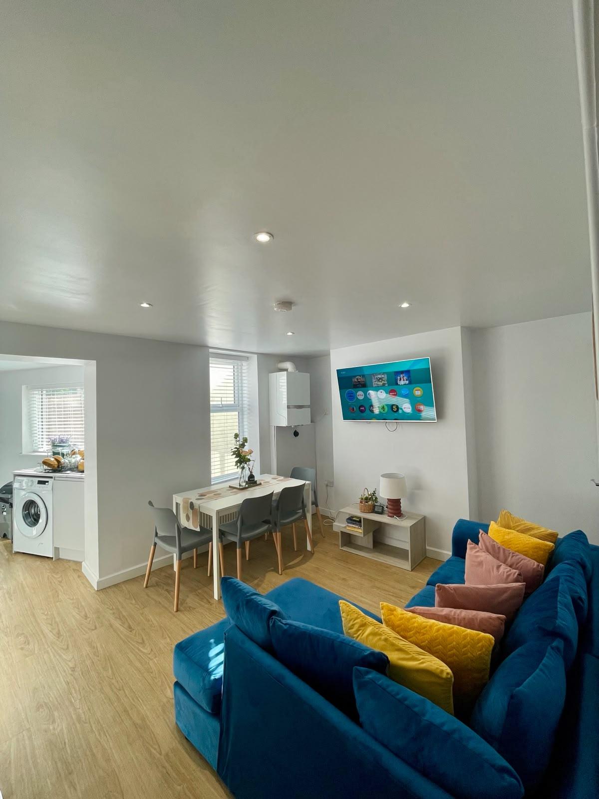 3 BR - Close to Centre - Parking - Sleeps 66
